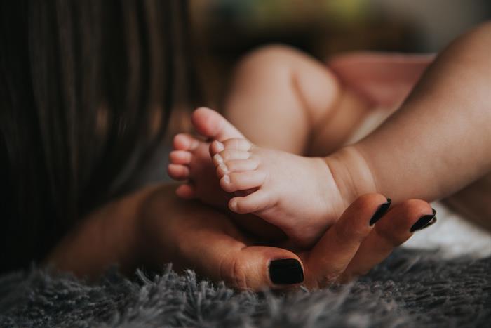 Eine Nahaufnahme der Füße eines Babys